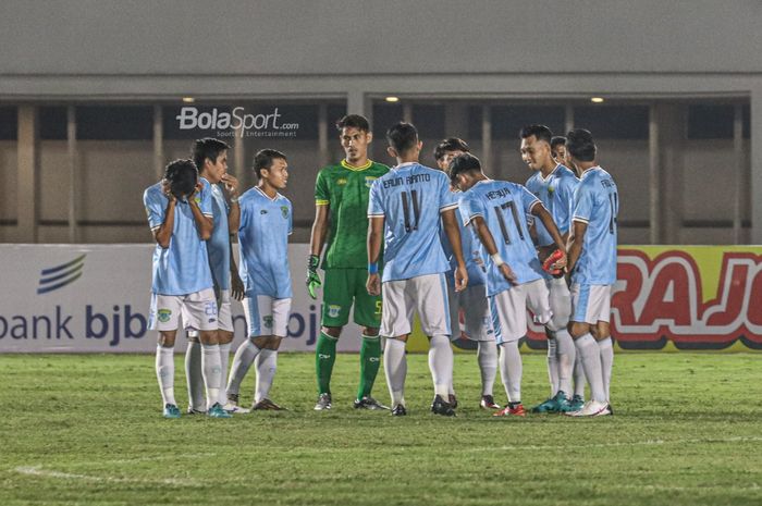 Skuat Perserang sedang melakukan briefing dalam laga pekan kedua Liga 2 2021 di Stadion Madya, Senayan, Jakarta, 5 Oktober 2021.