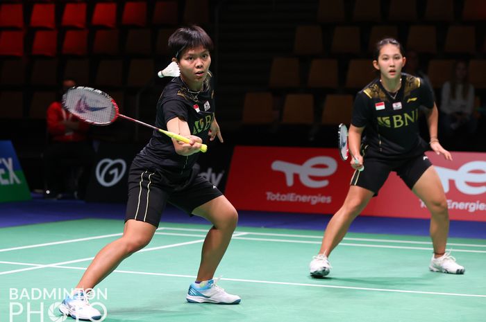 Pasangan ganda putri Indonesia, Siti Fadia Silva Ramadhanti/Ribka Sugiarto, pada partai kedua melawan Jepang di Ceres Arena, Aarhus, Denmark, Selasa (12/10/2021).