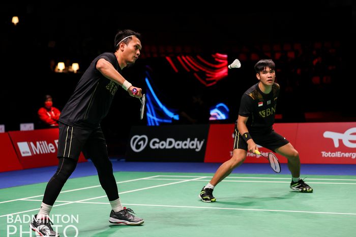 Pasangan ganda putra Indonesia, Mohammad Ahsan/Daniel Marthin, pada partai keempat laga terakhir Grup A Thomas Cup 2020 melawan Taiwan di Ceres Arena, Aarhus, Denmark, Rabu (13/10/2021).