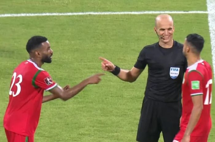 Wasit Adham Makhadmeh dari Yordania berbincang sambil tertawa dengan pemain Oman. Oman menghajar Timnas Vietnam 3-1.