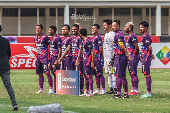 Skuat RANS Cilegon FC sedang melakukan foto tim dalam laga pekan ketiga Liga 2 2021 di Stadion Madya, Senayan, Jakarta, 12 Oktober 2021.