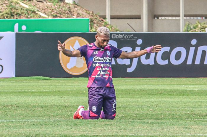 Striker RANS Cilegon FC, Patrich Wanggai, nampak sedang memanjatkan do'a dalam laga pekan ketiga Liga 2 2021 di Stadion Madya, Senayan, Jakarta, 12 Oktober 2021.