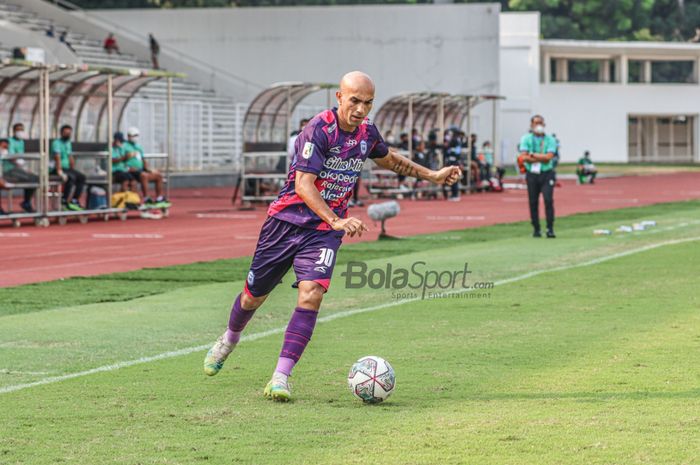 Gelandang RANS Cilegon FC, Tarik El Janaby, sedang menguasai bola dalam laga pekan ketiga Liga 2 2021 di Stadion Madya, Senayan, Jakarta, 12 Oktober 2021.