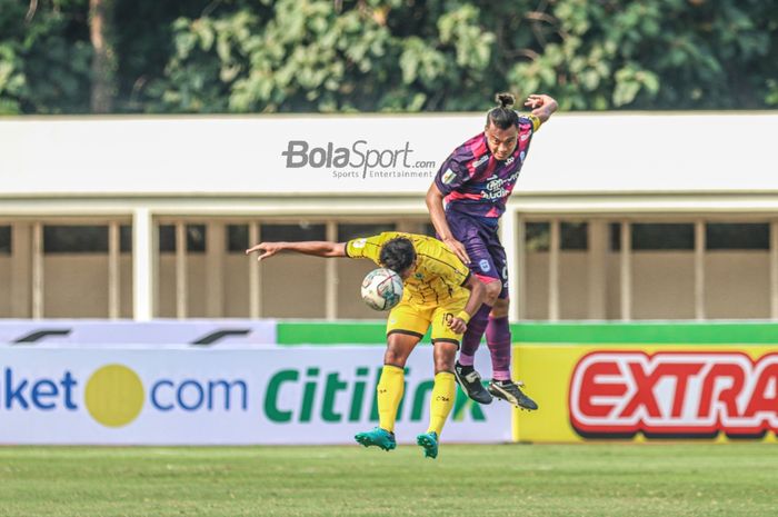 Bek RANS Cilegon FC, Hamka Hamzah (kanan), sedang berduel udara dengan penyerang RANS Cilegon FC, Ade Ivan Hafilah (kiri), dalam laga pekan ketiga Liga 2 2021 di Stadion Madya, Senayan, Jakarta, 12 Oktober 2021.