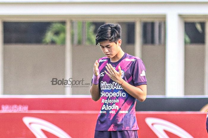 Gelandang RANS Cilegon FC, Rendy Juliansyah, nampak sedang memanjatkan do'a dalam pekan ketiga Liga 2 2021 di Stadion Madya, Senayan, Jakarta, 12 Oktober 2021.