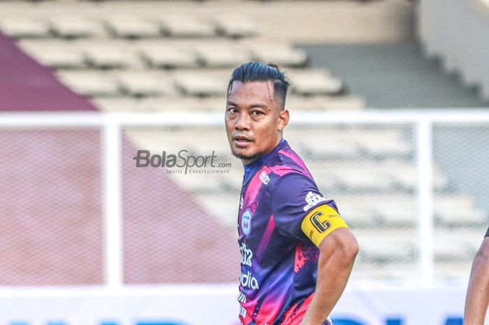 Bek RANS Cilegon FC, Hamka Hamzah, sedang ikut bertanding dalam pekan ketiga Liga 2 2021 di Stadion Madya, Senayan, Jakarta, 12 Oktober 2021.