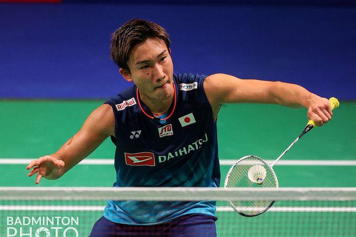 Pebulu tangkis tunggal putra Jepang, Kento Momota, saat bertanding melawan wakil Malaysia, Lee Zii Jia, pada laga terakhir penyisihan Grup D Thomas Cup 2020 di Ceres Arena, Aarhus, Denmark, Kamis (14/10/2021)