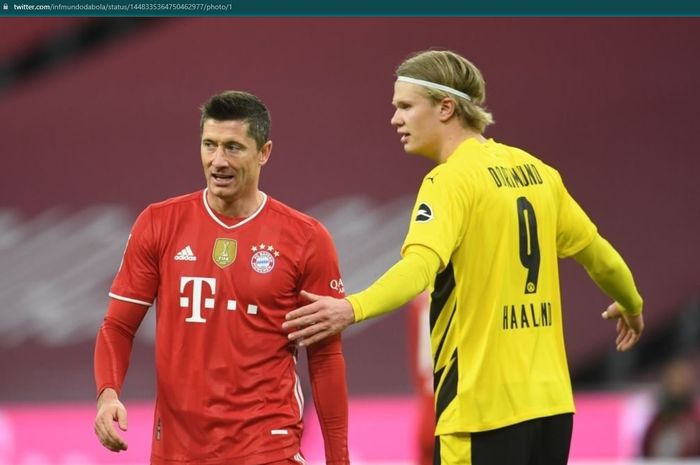 Penyerang Bayern Muenchen, Robert Lewandowski, bertemu bomber Borussia Dortmund, Erling Haaland pada laga Bundesliga 2021-2022.