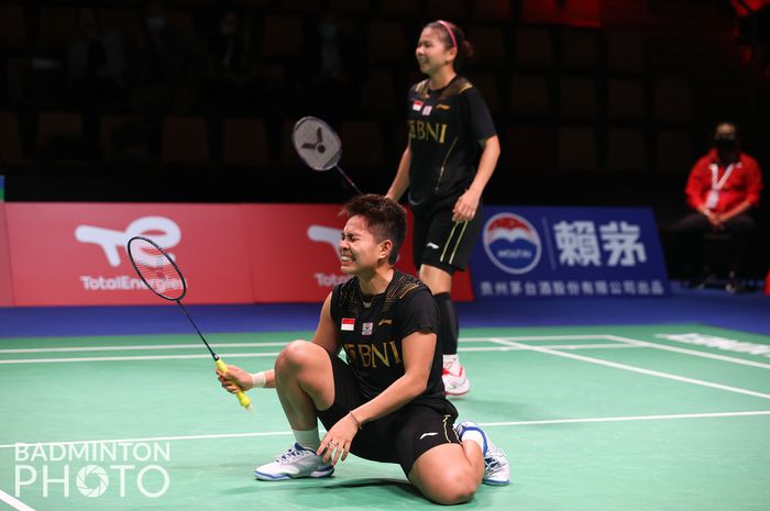 Pasangan ganda putri Indonesia, Greysia Polii/Apriyani Rahayu, bereaksi saat gagal mencetak poin dalam pertandingan melawan wakil Thailand, Jongkolphan Kititharakul/Rawinda Prajongjai, pada perempat final Uber Cup 2020 di Ceres Arena, Aarhus, Denmark, Kamis (14/10/2021).