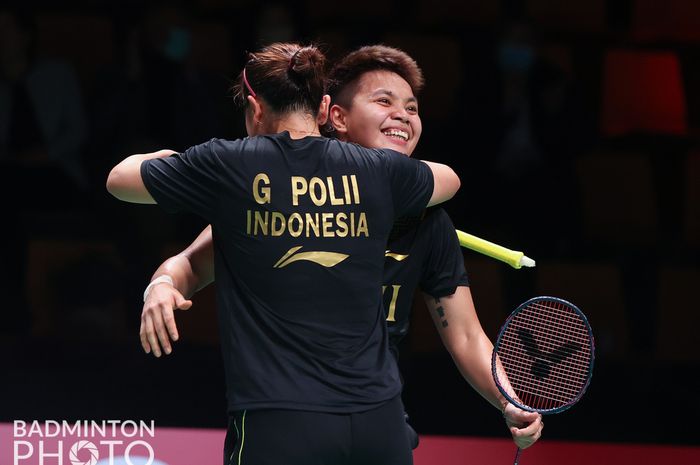 Ekspresi Greysia Polii/Apriyani Rahayu saat melawan Thailand pada perempat final Uber Cup 2020, Jumat (15/10/2021)