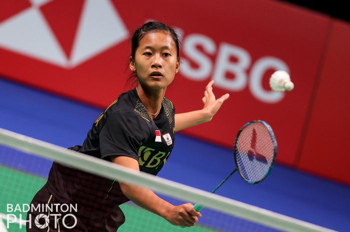 Aksi pemain tunggal putri Indonesia, Putri Kusuma Wardani, saat tampil pada perempat final membela Indonesia menghadapi Thailand pada Uber Cup 2020 di Ceres Arena, Aarhus, Denmark, Kamis (14/10/2021) waktu setempat.