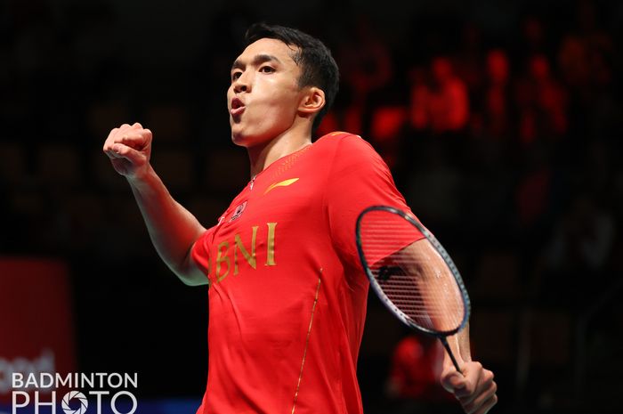 Pebulu tangkis tunggal putra, Jonatan Christie, mencetak poin kemenangan Indonesia atas Malaysia pada perempat final Thomas Cup 2020 di Ceres Arena, Aarhus, Denmark, 15 Oktober 2021. Jonatan mengalahkan Ng Tze Yong dengan skor 14-21, 21-19, 21-16.