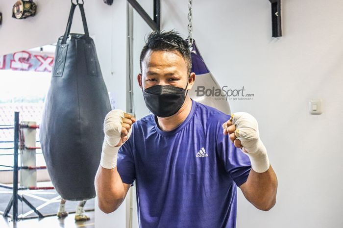 Petinju asal Indonesia, Daud Yordan, sedang bersiap dalam latihannya di Box2punch, Ampera, Jakarta Selatan, 16 Oktober  2021.