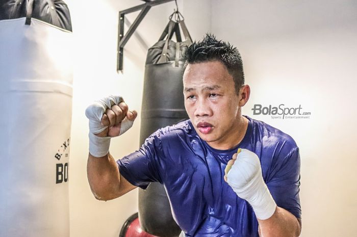 Petinju asal Indonesia, Daud Yordan, sedang bersiap dalam latihannya di Box2punch, Ampera, Jakarta Selatan, 16 Oktober  2021.