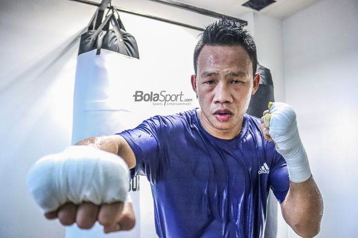 Petinju asal Indonesia, Daud Yordan, sedang bersiap dalam latihannya di Box2punch, Ampera, Jakarta Selatan, 16 Oktober  2021.