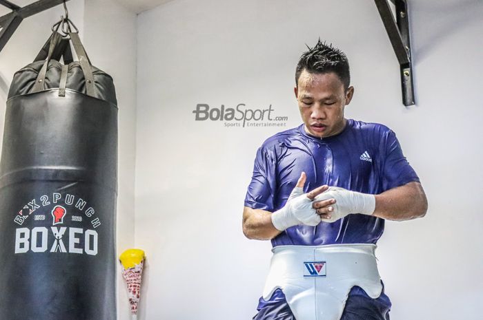 Petinju asal Indonesia, Daud Yordan, sedang bersiap dalam latihannya di Box2punch, Ampera, Jakarta Selatan, 16 Oktober  2021.