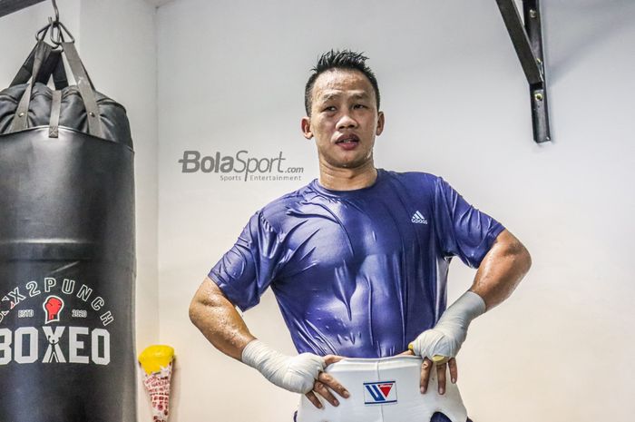 Petinju asal Indonesia, Daud Yordan, sedang bersiap dalam latihannya di Box2punch, Ampera, Jakarta Selatan, 16 Oktober  2021.