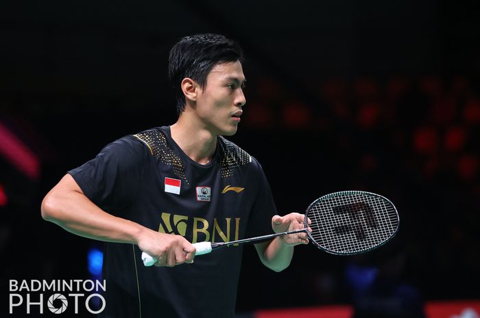 Pebulu tangkis tunggal putra Indonesia, Shesar Hiren Rhustavito, saat menjalani pertandingan melawan wakil Taiwan, Chi Yu Jen, pada laga terakhir penyisihan Grup A Thomas Cup 2020 di Ceres Arena, Aarhus, Denmark, Rabu (13/10/2021).