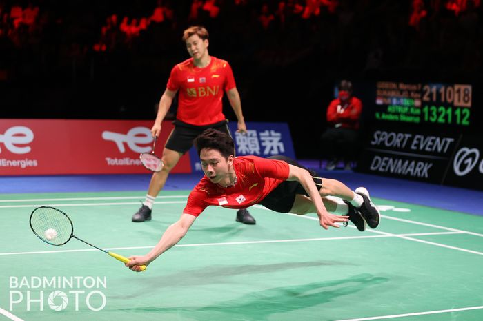 Aksi Marcus Fernaldi Gideon/Kevin Sanjaya Sukamuljo saat semifinal Thomas Cup 2020 melawan Denmark, Sabtu (16/10/2021)