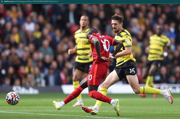 Sadio Mane mencetak gol pembuka bagi Liverpool saat melawan Watford sekaligus gol ke-100 di Liga Inggris.