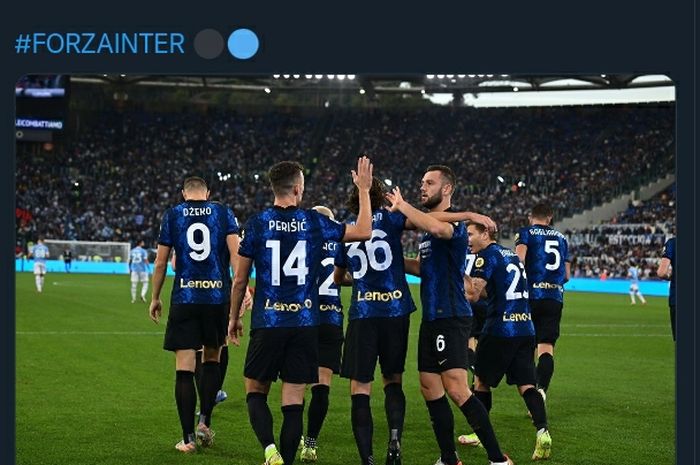 Pemain sayap Inter Milan, Ivan Perisic, merayakan gol yang ia cetak ke gawang Lazio pada laga lanjutan Liga Italia di Stadion Olimpico, Sabtu (16/10/2021).