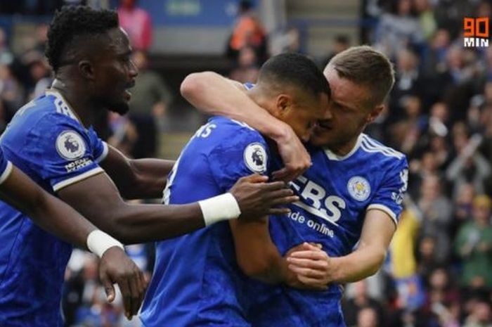 Gelandang Leicester City, Youri Tielemans, merayakan gol ke gawang Manchester United dalam laga Liga Inggris di Stadion King Power, Sabtu (16/10/2021).