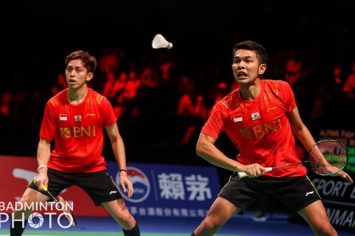 Pasangan ganda putra Indonesia, Fajar Alfian/Muhammad Rian Ardianto, saat menjalani pertandingan melawan wakil Denmark, Mathias Christiansen/Frederik Sogaard, pada laga semifinal Thomas Cup 2020, di Ceres Arena, Aarhus, Denmark, Sabtu (16/10/2021).