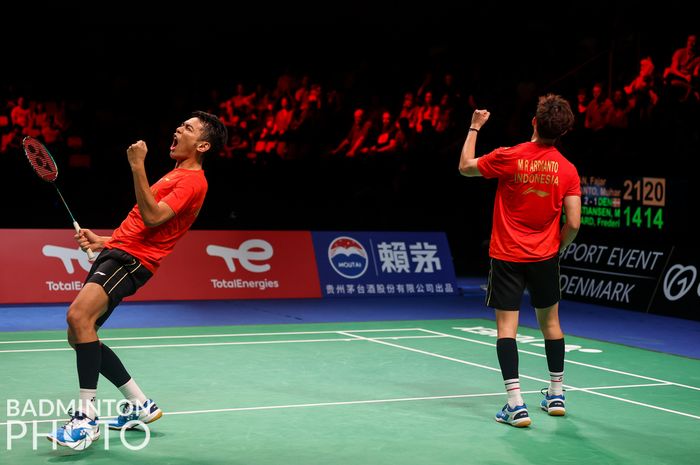 Pasangan ganda putra Indonesia, Fajar Alfian/Muhammad Rian Ardianto, melakukan selebrasi usai meraih kemenangan atas wakil Denmark, Mathias Christiansen/Frederik Sogaard, pada laga semifinal Thomas Cup 2020, di Ceres Arena, Aarhus, Denmark, Sabtu (16/10/2021).