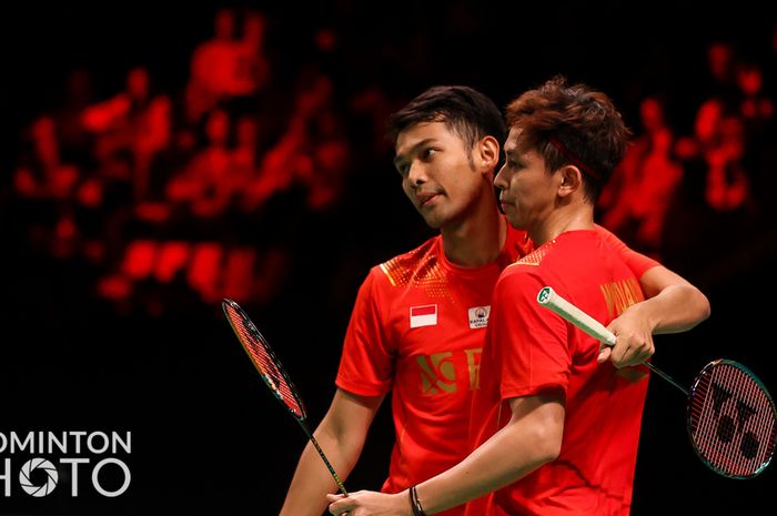 Pasangan ganda putra Indonesia, Fajar Alfian/Muhammad Rian Ardianto, berangkulan usai meraih kemenangan atas wakil Denmark, Mathias Christiansen/Frederik Sogaard, pada laga semifinal Thomas Cup 2020, di Ceres Arena, Aarhus, Denmark, Sabtu (16/10/2021).