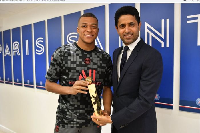 Kylian Mbappe berpose dengan Presiden Paris Saint-Germain, Nasser Al-Khelaifi.