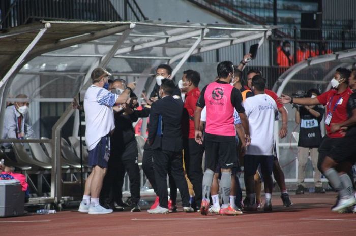 Robert Rene Alberts terlibat keributan sesuai laga Bhayangkara FC vs Persib Bandung, Sabtu (16/10/2021) malam WIB di Stadion Moch Soebroto, Magelang.