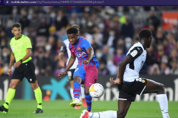 Pemain Barcelona, Ansu Fati, mencetak gol ke gawang Valencia di Stadion Camp Nou dalam laga pekan ke-9 Liga Spanyol 2021-2022 pada Minggu (17/10/2021) waktu setempat atau Senin pukul 02.00 WIB.