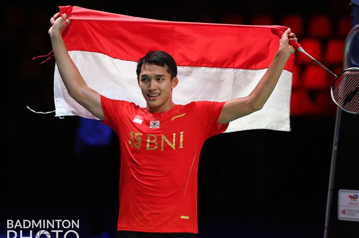 Jonatan Christie saat merayakan kemenangan atas Li Shi Feng pada final Thomas Cup 2020, Minggu (17/10/2021). Kemenangan Jonatan memastikan kemenangan tim Indonesia atas China dengan skor 3-0.