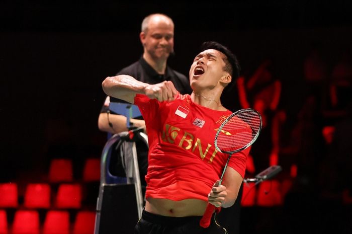 Jonatan Christie meluapkan kegembiraannya seusai memastikan kemenangan Indonesia 3-0 atas China dalam final Piala Thomas di Aarhus, Denmark, Minggu (17/10/2021) malam WIB.