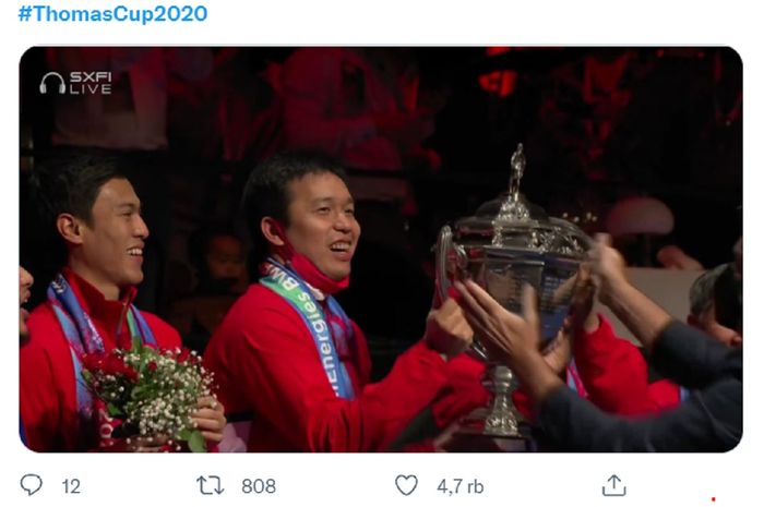 Kapten Tim Piala Thomas Indonesia Hendra Setiawan menerima trofi kejuaraan beregu prestisius setelah menekuk China di final.