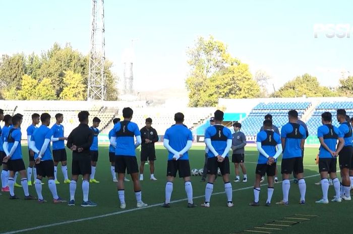 Potret latihan timnas U-23 Indonesia jelang laga uji coba melawan Taijikistan di Republican Central Stadium Dushanbe, Tajikistan pada Selasa (19/10/2021). 