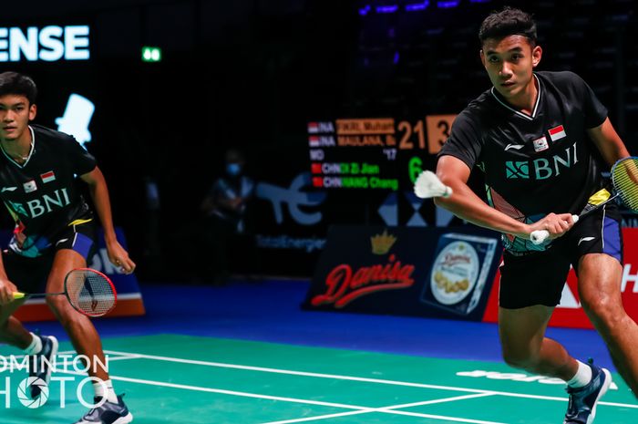 Pasangan ganda putra Indonesia, Muhammad Shohibul Fikri/Bagas Maulana, saat bertanding melawan Di Ji Zian/Wang Chang (China) pada babak kesatu Denmark Open 2021 di Odense Sports Park, Odense, Denmark, Selasa (19/10/2021).