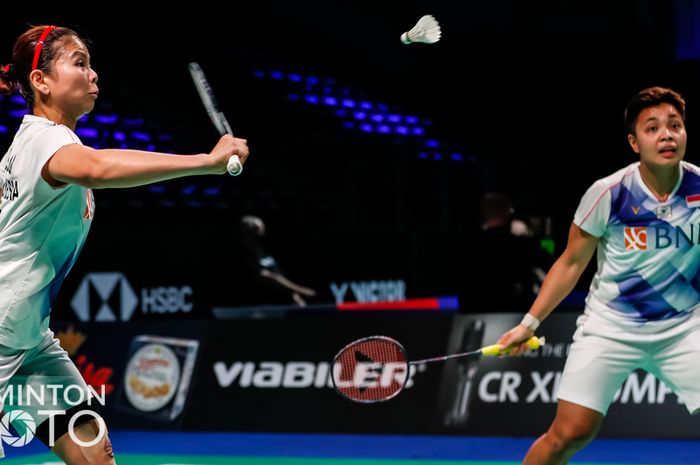 Pasangan ganda putri Indonesia, Greysia Polii/Apriyani Rahayu, saat bertanding melawan wakil Malaysia, Pearly Tan/Thinaah Muralitharan, pada babak kesatu Denmark Open 2021 di Odense Sports Park, Odense, Denmark, Selasa (19/10/2021).