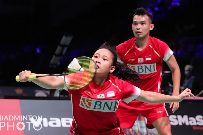 Pasangan ganda campuran Indonesia, Rinov Rivaldy/Pitha Haningtyas Mentari saat beraksi pada babak 32 besar Denmark Open 2021 di Odense Arena, Selasa (19/10/2021). 