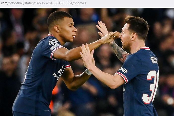 Striker Paris Saint-Germain, Lionel Messi, merayakan gol bareng Kylian Mbappe dalam laga Grup A Liga Champions kontra RB Leipzig di Stadion Parc des Princes, Selasa (19/10/2021).