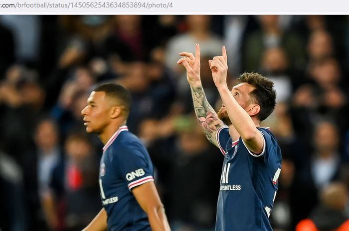 Striker Paris Saint-Germain, Lionel Messi, merayakan gol bareng Kylian Mbappe dalam laga Grup A Liga Champions kontra RB Leipzig di Stadion Parc des Princes, Selasa (19/10/2021).