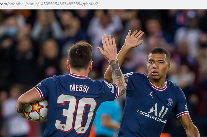 Striker Paris Saint-Germain, Lionel Messi, merayakan gol bareng Kylian Mbappe dalam laga Grup A Liga Champions kontra RB Leipzig di Stadion Parc des Princes, Selasa (19/10/2021).