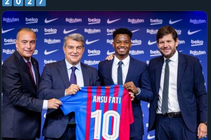 Ansu Fati meneken kontrak baru di Barcelona pada Kamis (21/10/2021).