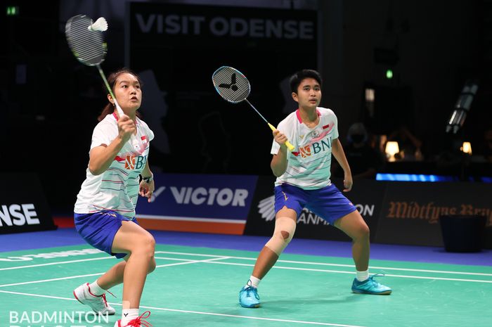 Pasangan ganda putri Indonesia, Nita Violina Marwah/Putri Syaikah, saat menghadapi wakil India, Jakkampudi Meghana/Poorvisha S Ram, pada babak pertama Denmark Open 2021 di Odense Sports Park, Odense, Denmark, 20 Oktober 2021.