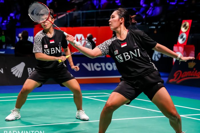 Aksi pasangan ganda putri, Siti Fadia Silva Ramadhanti/Ribka Sugiarto, saat menghadapi wakil Jepang, Yuki Fukushima/Arisha Higashino, pada babak pertama Denmark Open 2021 di Odense Sports Park, Odense, Denmark, 20 Oktober 2021.