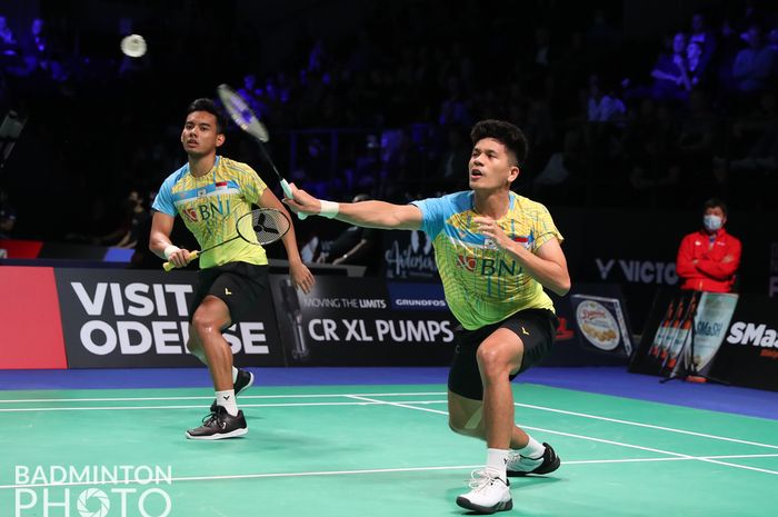 Pasangan ganda putra Indonesia, Pramudya Kusumawardana/Yeremia Erich Yoche Yacob Rambitan, saat menghadapi wakil Denmark, Kim Astrup/Anders Skaarup Rasmussen, pada babak kedua Denmark Open 2021 di Odense Sports Park, Odense, Denmark, 21 Oktober 2021.