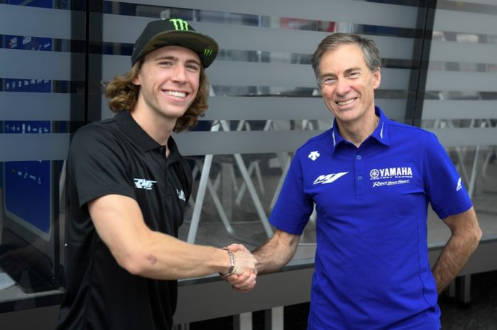 Pembalap Moto3, Darryn Binder, berjabat tangan dengan Managing Director Yamaha, Lin Jarvis. Binder akan bergabung tim satelit, RNF Racing, pada MotoGP 2022.