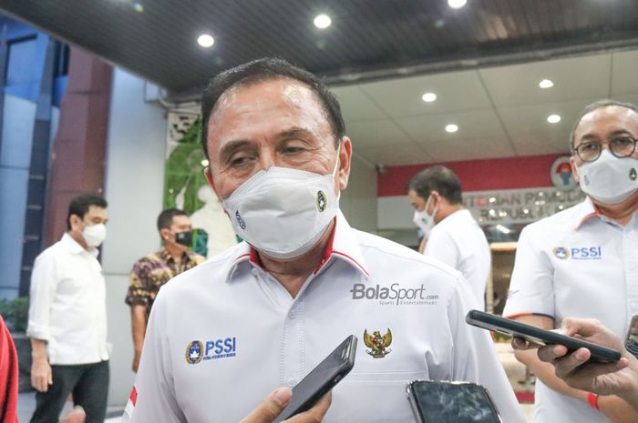 Ketua Umum PSSI, Mochamad Iriawan, nampak sedang memberikan keterangan kepada awak media dalam jumpa persnya di Kemenpora, Jakarta, 22 Oktober 2021.