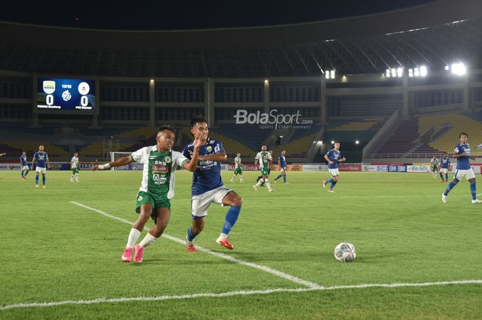 Suasana pertandingan Persib Bandung melawan PSS Sleman di Stadion Manahan, Solo, Jumat (22/10/2021).