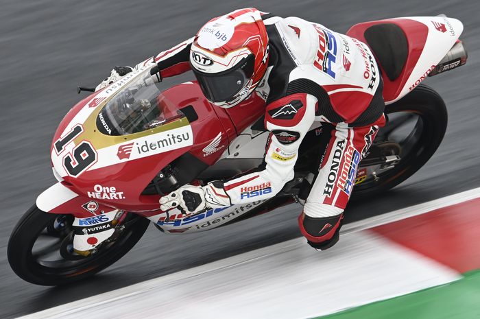 Aksi pembalap Indonesia, Andi Farid Izdihar, pada hari pertama Moto3 Emilia Romagna 2021 di Sirkuit Misano, Italia, Jumat 922/10/2021)